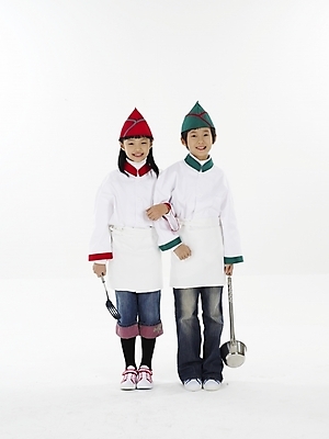 포토 JPG 스튜디오촬영 전신 모자 여자 남자 초등학생 어린이 포즈 실내 표정 누끼 사람 동양인 소녀 소년 두명 빨간색 세로 초록색 요리사 한국인 흰색 국자 뒤집개 어린이만 국내포토 직업 학생 잡화 컬러 주방용품 인종 내부 파일형식