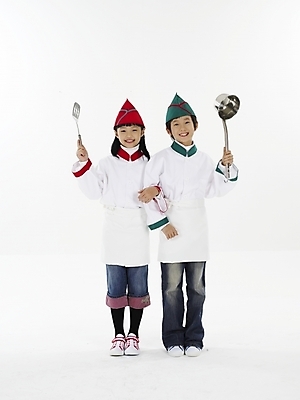포토 JPG 스튜디오촬영 전신 모자 여자 남자 초등학생 어린이 포즈 실내 표정 누끼 사람 동양인 소녀 소년 두명 빨간색 세로 초록색 요리사 한국인 흰색 국자 뒤집개 어린이만 국내포토 직업 학생 잡화 컬러 주방용품 인종 내부 파일형식