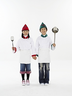 포토 JPG 스튜디오촬영 전신 모자 여자 남자 초등학생 어린이 포즈 실내 표정 누끼 사람 동양인 소녀 소년 두명 빨간색 세로 초록색 요리사 한국인 흰색 국자 뒤집개 어린이만 국내포토 직업 학생 잡화 컬러 주방용품 인종 내부 파일형식