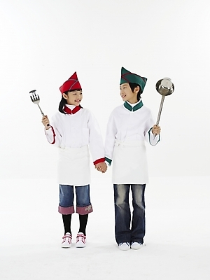 포토 JPG 스튜디오촬영 전신 모자 여자 남자 초등학생 어린이 포즈 실내 표정 누끼 사람 동양인 소녀 소년 두명 빨간색 세로 초록색 요리사 한국인 흰색 국자 뒤집개 어린이만 국내포토 직업 학생 잡화 컬러 주방용품 인종 내부 파일형식