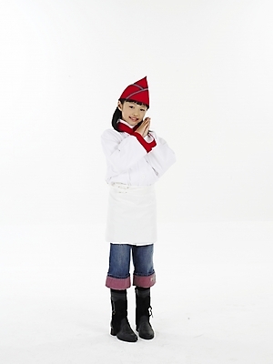 포토 JPG 스튜디오촬영 전신 모자 여자 초등학생 어린이 포즈 실내 표정 한명 미소 웃음 누끼 사람 동양인 손짓 소녀 빨간색 세로 요리사 한국인 흰색 여자만 여자한명만 어린이만 소녀만 소녀한명만 국내포토 직업 1 학생 잡화 컬러 모션 인종 내부 파일형식