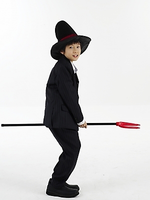 포토 JPG 스튜디오촬영 전신 모자 남자 초등학생 어린이 포즈 실내 표정 한명 누끼 사람 동양인 소년 빨간색 세로 검은색 한국인 마법사 생일파티 남자만 남자한명만 어린이만 소년만 소년한명만 국내포토 1 학생 잡화 컬러 인종 내부 생일 파일형식