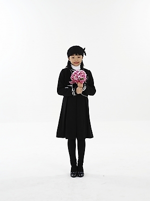 포토 JPG 스튜디오촬영 전신 여자 꽃 초등학생 어린이 꽃다발 포즈 실내 표정 한명 미소 웃음 누끼 사람 동양인 소녀 세로 장미 한국인 여자만 여자한명만 어린이만 소녀만 소녀한명만 국내포토 식물 1 학생 인종 내부 파일형식