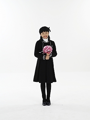 포토 JPG 스튜디오촬영 전신 여자 꽃 초등학생 어린이 꽃다발 포즈 실내 표정 한명 누끼 사람 동양인 소녀 세로 한국인 여자만 여자한명만 어린이만 소녀만 소녀한명만 국내포토 식물 1 학생 인종 내부 파일형식