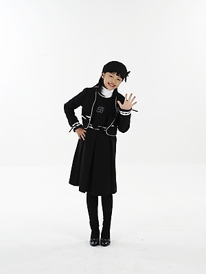 포토 JPG 스튜디오촬영 전신 여자 초등학생 어린이 포즈 실내 표정 한명 미소 웃음 누끼 사람 동양인 손짓 소녀 세로 한국인 여자만 여자한명만 어린이만 소녀만 소녀한명만 국내포토 1 학생 모션 인종 내부 파일형식