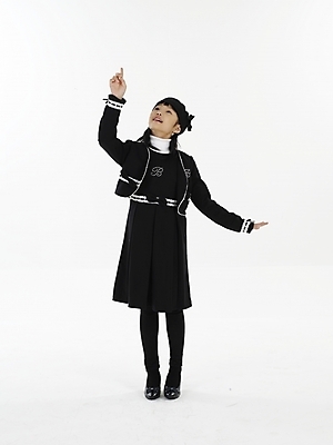 포토 JPG 스튜디오촬영 전신 여자 초등학생 어린이 포즈 실내 표정 한명 미소 누끼 사람 동양인 손짓 소녀 세로 한국인 여자만 여자한명만 어린이만 소녀만 소녀한명만 국내포토 1 학생 모션 인종 내부 파일형식