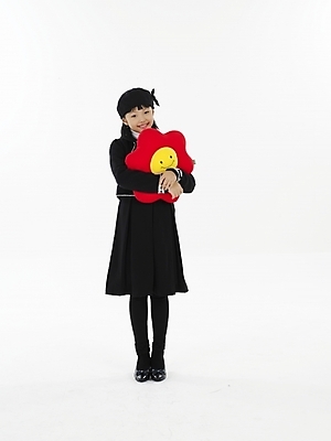 포토 JPG 스튜디오촬영 전신 여자 초등학생 어린이 포즈 쿠션 실내 표정 한명 미소 웃음 누끼 사람 동양인 소녀 빨간색 세로 노란색 한국인 여자만 여자한명만 어린이만 소녀만 소녀한명만 국내포토 1 학생 컬러 인종 내부 파일형식