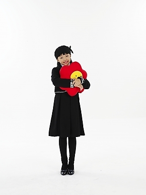 포토 JPG 스튜디오촬영 전신 여자 초등학생 어린이 포즈 쿠션 실내 표정 한명 누끼 사람 동양인 소녀 빨간색 세로 노란색 한국인 여자만 여자한명만 어린이만 소녀만 소녀한명만 국내포토 1 학생 컬러 인종 내부 파일형식