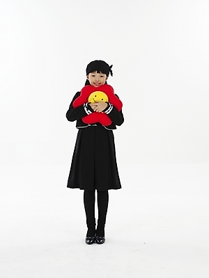 포토 JPG 스튜디오촬영 전신 여자 초등학생 어린이 포즈 쿠션 실내 표정 한명 누끼 사람 동양인 소녀 빨간색 세로 노란색 한국인 여자만 여자한명만 어린이만 소녀만 소녀한명만 국내포토 1 학생 컬러 인종 내부 파일형식