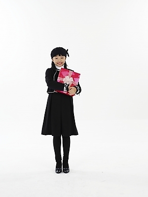 포토 JPG 스튜디오촬영 전신 여자 초등학생 어린이 포즈 실내 표정 선물 한명 누끼 사람 동양인 소녀 세로 선물상자 한국인 여자만 여자한명만 어린이만 소녀만 소녀한명만 국내포토 1 학생 인종 내부 상자 파일형식