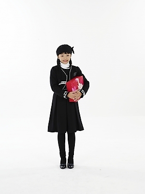 포토 JPG 스튜디오촬영 전신 여자 초등학생 어린이 포즈 실내 표정 선물 한명 누끼 사람 동양인 소녀 세로 선물상자 한국인 여자만 여자한명만 어린이만 소녀만 소녀한명만 국내포토 1 학생 인종 내부 상자 파일형식