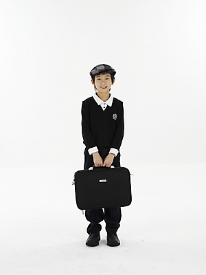 포토 JPG 스튜디오촬영 전신 모자 남자 초등학생 어린이 포즈 가방 실내 표정 한명 누끼 사람 동양인 소년 세로 한국인 남자만 남자한명만 어린이만 소년만 소년한명만 국내포토 1 학생 잡화 인종 내부 파일형식