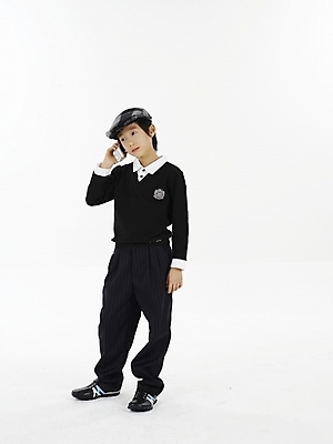 포토 JPG 스튜디오촬영 전신 모자 남자 초등학생 어린이 포즈 실내 표정 한명 누끼 사람 동양인 소년 세로 스마트폰 한국인 통화 남자만 남자한명만 어린이만 소년만 소년한명만 국내포토 1 학생 잡화 모션 인종 내부 핸드폰 스마트기기 파일형식