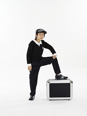 포토 JPG 스튜디오촬영 전신 모자 남자 초등학생 어린이 포즈 가방 실내 표정 한명 누끼 사람 동양인 소년 세로 한국인 남자만 남자한명만 어린이만 소년만 소년한명만 국내포토 1 학생 잡화 인종 내부 파일형식