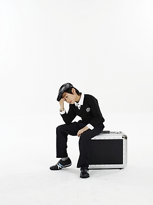 포토 JPG 스튜디오촬영 전신 모자 남자 초등학생 어린이 포즈 생각 가방 실내 표정 한명 누끼 사람 동양인 소년 세로 한국인 고민 남자만 남자한명만 어린이만 소년만 소년한명만 국내포토 1 학생 잡화 감정 인종 내부 파일형식