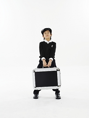 포토 JPG 스튜디오촬영 전신 모자 남자 초등학생 어린이 포즈 가방 실내 표정 한명 누끼 사람 동양인 소년 세로 한국인 남자만 남자한명만 어린이만 소년만 소년한명만 국내포토 1 학생 잡화 인종 내부 파일형식