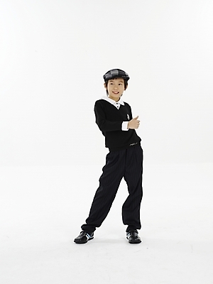 포토 JPG 스튜디오촬영 전신 모자 남자 초등학생 어린이 포즈 실내 표정 한명 누끼 사람 동양인 소년 세로 한국인 남자만 남자한명만 어린이만 소년만 소년한명만 국내포토 1 학생 잡화 인종 내부 파일형식