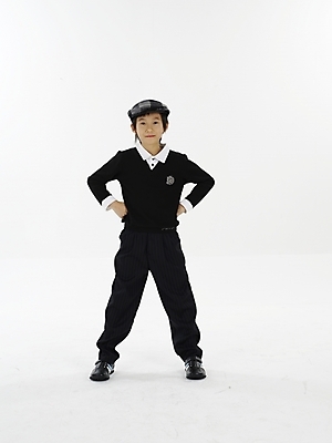 포토 JPG 스튜디오촬영 전신 모자 남자 초등학생 어린이 포즈 실내 표정 한명 미소 웃음 누끼 사람 동양인 소년 세로 한국인 남자만 남자한명만 어린이만 소년만 소년한명만 국내포토 1 학생 잡화 인종 내부 파일형식