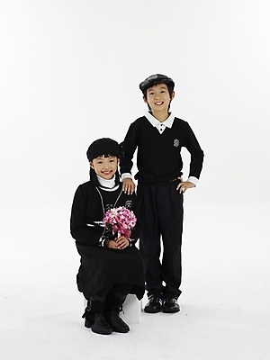 포토 JPG 스튜디오촬영 전신 모자 여자 남자 꽃 초등학생 어린이 꽃다발 포즈 실내 표정 누끼 사람 동양인 소녀 소년 두명 세로 한국인 어린이만 국내포토 식물 학생 잡화 인종 내부 파일형식