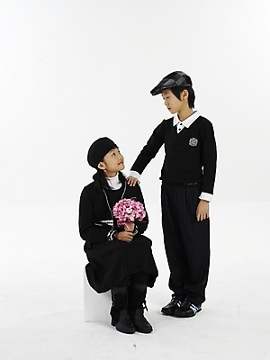 포토 JPG 스튜디오촬영 전신 모자 여자 남자 꽃 초등학생 어린이 꽃다발 포즈 실내 표정 누끼 사람 동양인 소녀 소년 두명 세로 한국인 어린이만 국내포토 식물 학생 잡화 인종 내부 파일형식