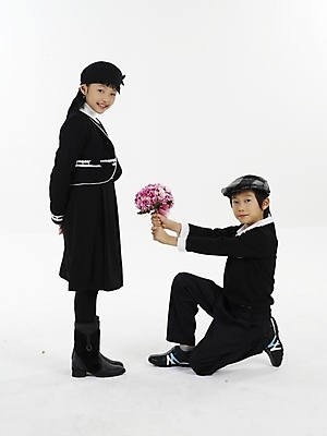 포토 JPG 스튜디오촬영 전신 모자 여자 남자 꽃 초등학생 어린이 꽃다발 포즈 프로포즈 실내 표정 누끼 사람 동양인 소녀 소년 두명 세로 한국인 어린이만 국내포토 식물 학생 잡화 인종 내부 파일형식