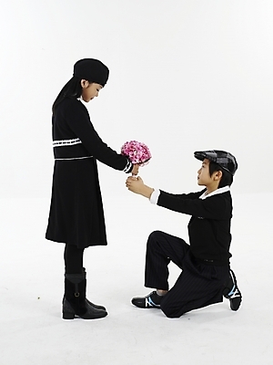 포토 JPG 스튜디오촬영 전신 모자 여자 남자 꽃 초등학생 어린이 꽃다발 포즈 프로포즈 실내 표정 누끼 사람 동양인 소녀 소년 두명 세로 한국인 어린이만 국내포토 식물 학생 잡화 인종 내부 파일형식