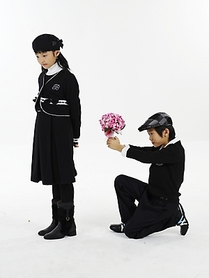 포토 JPG 스튜디오촬영 전신 모자 여자 남자 꽃 초등학생 어린이 꽃다발 포즈 프로포즈 실내 표정 누끼 사람 동양인 소녀 소년 두명 세로 한국인 어린이만 국내포토 식물 학생 잡화 인종 내부 파일형식