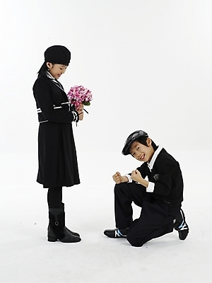 포토 JPG 스튜디오촬영 전신 모자 여자 남자 꽃 초등학생 어린이 꽃다발 포즈 프로포즈 성공 실내 표정 누끼 사람 동양인 소녀 소년 두명 세로 한국인 어린이만 국내포토 식물 학생 잡화 컨셉 인종 내부 파일형식