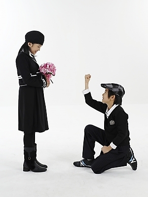 포토 JPG 스튜디오촬영 전신 모자 여자 남자 꽃 초등학생 어린이 꽃다발 포즈 프로포즈 성공 실내 표정 누끼 사람 동양인 소녀 소년 두명 세로 한국인 어린이만 국내포토 식물 학생 잡화 컨셉 인종 내부 파일형식