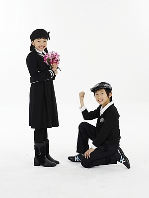 포토 JPG 스튜디오촬영 전신 모자 여자 남자 꽃 초등학생 어린이 꽃다발 포즈 프로포즈 성공 실내 표정 누끼 사람 동양인 소녀 소년 두명 세로 한국인 어린이만 국내포토 식물 학생 잡화 컨셉 인종 내부 파일형식