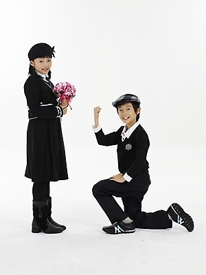 포토 JPG 스튜디오촬영 전신 모자 여자 남자 꽃 초등학생 어린이 꽃다발 포즈 프로포즈 실내 표정 미소 웃음 누끼 사람 동양인 소녀 소년 두명 세로 친구 주먹 한국인 어린이만 국내포토 식물 학생 잡화 관계 모션 인종 내부 파일형식