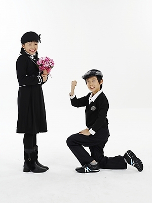 포토 JPG 스튜디오촬영 전신 모자 여자 남자 꽃 초등학생 어린이 꽃다발 포즈 프로포즈 성공 실내 표정 누끼 사람 동양인 소녀 소년 두명 세로 한국인 어린이만 국내포토 식물 학생 잡화 컨셉 인종 내부 파일형식