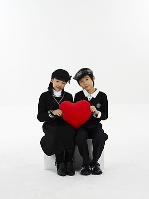 포토 JPG 스튜디오촬영 전신 모자 여자 남자 초등학생 어린이 포즈 쿠션 실내 표정 사랑 누끼 사람 앉기 동양인 소녀 소년 두명 빨간색 세로 한국인 하트 어린이만 국내포토 모양 학생 잡화 감정 컬러 모션 인종 내부 파일형식