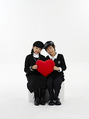 포토 JPG 스튜디오촬영 전신 모자 여자 남자 초등학생 어린이 포즈 쿠션 실내 표정 사랑 누끼 사람 동양인 소녀 소년 두명 세로 한국인 하트 어린이만 국내포토 모양 학생 잡화 감정 인종 내부 파일형식