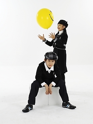 포토 JPG 스튜디오촬영 전신 모자 여자 남자 초등학생 어린이 포즈 실내 표정 누끼 사람 동양인 소녀 소년 두명 세로 노란색 검은색 한국인 흰색 풍선 어린이만 국내포토 학생 잡화 컬러 인종 내부 파일형식