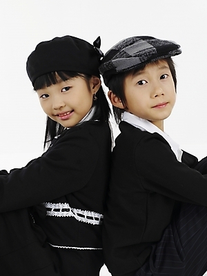 포토 JPG 스튜디오촬영 모자 여자 남자 초등학생 어린이 포즈 실내 표정 사람 동양인 소녀 소년 상반신 두명 세로 한국인 어린이만 국내포토 학생 잡화 인종 내부 파일형식