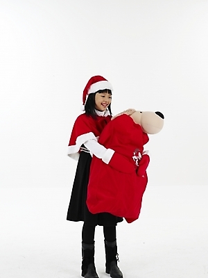 포토 JPG 스튜디오촬영 전신 여자 초등학생 어린이 인형 포즈 크리스마스 산타모자 실내 표정 선물 한명 누끼 사람 동양인 소녀 빨간색 세로 검은색 한국인 흰색 보따리 여자만 여자한명만 어린이만 소녀만 소녀한명만 국내포토 모자_잡화 1 학생 기념일 컬러 인종 내부 파일형식