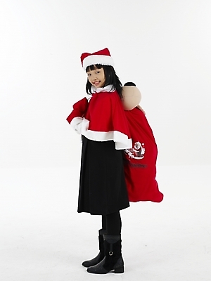 포토 JPG 스튜디오촬영 전신 여자 초등학생 어린이 인형 포즈 크리스마스 산타모자 실내 표정 선물 한명 미소 웃음 누끼 사람 동양인 소녀 이벤트 빨간색 세로 검은색 한국인 흰색 보따리 여자만 여자한명만 어린이만 소녀만 소녀한명만 국내포토 모자_잡화 1 학생 기념일 컬러 인종 내부 파일형식