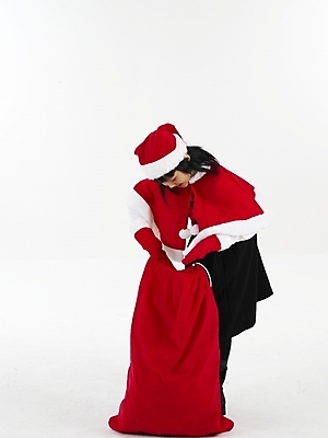 포토 JPG 스튜디오촬영 전신 여자 초등학생 어린이 포즈 크리스마스 산타모자 실내 표정 선물 한명 누끼 사람 동양인 소녀 빨간색 세로 검은색 한국인 흰색 보따리 여자만 여자한명만 어린이만 소녀만 소녀한명만 국내포토 모자_잡화 1 학생 기념일 컬러 인종 내부 파일형식