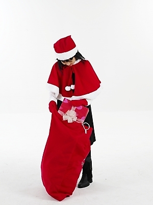 포토 JPG 스튜디오촬영 전신 여자 초등학생 어린이 포즈 크리스마스 산타모자 실내 표정 선물 한명 누끼 사람 동양인 소녀 빨간색 세로 검은색 한국인 흰색 보따리 여자만 여자한명만 어린이만 소녀만 소녀한명만 국내포토 모자_잡화 1 학생 기념일 컬러 인종 내부 파일형식