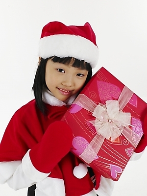 포토 JPG 스튜디오촬영 여자 초등학생 어린이 포즈 크리스마스 산타모자 실내 표정 선물 한명 미소 웃음 사람 동양인 소녀 이벤트 근접촬영 상반신 빨간색 세로 선물상자 한국인 흰색 여자만 여자한명만 어린이만 소녀만 소녀한명만 국내포토 모자_잡화 1 학생 기념일 뷰포인트 컬러 인종 내부 상자 파일형식