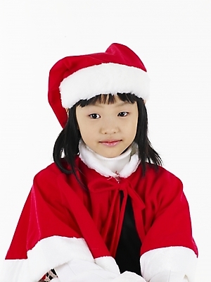 포토 JPG 스튜디오촬영 여자 초등학생 어린이 포즈 크리스마스 산타모자 실내 표정 한명 사람 동양인 소녀 이벤트 근접촬영 상반신 빨간색 세로 한국인 흰색 여자만 여자한명만 어린이만 소녀만 소녀한명만 국내포토 모자_잡화 1 학생 기념일 뷰포인트 컬러 인종 내부 파일형식