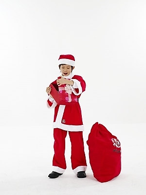 포토 JPG 스튜디오촬영 전신 남자 초등학생 어린이 포즈 크리스마스 산타모자 산타옷 실내 표정 선물 한명 누끼 사람 동양인 소년 빨간색 세로 산타클로스 한국인 흰색 보따리 남자만 남자한명만 어린이만 소년만 소년한명만 국내포토 모자_잡화 1 학생 옷 기념일 컬러 인종 내부 파일형식