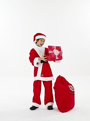 포토 JPG 스튜디오촬영 전신 남자 초등학생 어린이 포즈 크리스마스 산타모자 산타옷 실내 표정 선물 한명 누끼 사람 동양인 소년 빨간색 세로 산타클로스 한국인 흰색 보따리 남자만 남자한명만 어린이만 소년만 소년한명만 국내포토 모자_잡화 1 학생 옷 기념일 컬러 인종 내부 파일형식