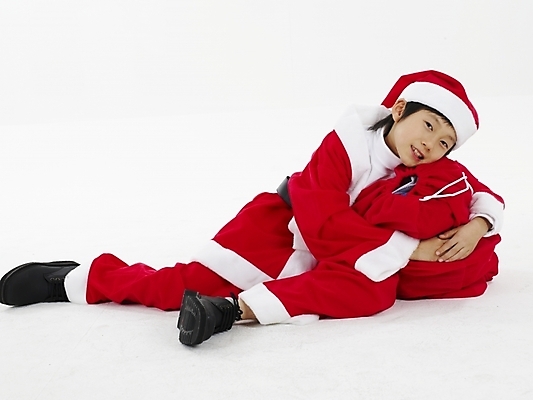 포토 JPG 스튜디오촬영 전신 남자 초등학생 어린이 포즈 크리스마스 산타옷 실내 표정 선물 한명 누끼 사람 동양인 소년 가로 빨간색 눕기 산타클로스 한국인 흰색 남자만 남자한명만 어린이만 소년만 소년한명만 국내포토 1 학생 옷 기념일 컬러 모션 인종 내부 파일형식