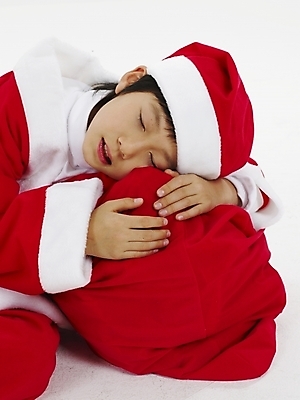 포토 JPG 스튜디오촬영 남자 초등학생 어린이 포즈 크리스마스 산타옷 실내 표정 선물 한명 사람 동양인 소년 상반신 빨간색 세로 산타클로스 한국인 흰색 남자만 남자한명만 어린이만 소년만 소년한명만 국내포토 1 학생 옷 기념일 컬러 인종 내부 파일형식