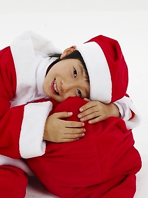 포토 JPG 스튜디오촬영 남자 초등학생 어린이 포즈 크리스마스 산타옷 실내 표정 선물 한명 사람 동양인 소년 상반신 빨간색 세로 산타클로스 한국인 흰색 남자만 남자한명만 어린이만 소년만 소년한명만 국내포토 1 학생 옷 기념일 컬러 인종 내부 파일형식