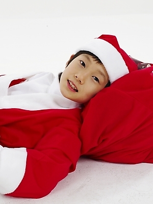 포토 JPG 스튜디오촬영 남자 초등학생 어린이 포즈 크리스마스 산타옷 실내 표정 선물 한명 사람 동양인 소년 상반신 빨간색 세로 산타클로스 한국인 흰색 남자만 남자한명만 어린이만 소년만 소년한명만 국내포토 1 학생 옷 기념일 컬러 인종 내부 파일형식