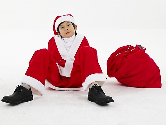 포토 JPG 스튜디오촬영 전신 남자 초등학생 어린이 포즈 크리스마스 산타옷 실내 표정 선물 한명 누끼 사람 동양인 소년 가로 빨간색 산타클로스 한국인 흰색 남자만 남자한명만 어린이만 소년만 소년한명만 국내포토 1 학생 옷 기념일 컬러 인종 내부 파일형식