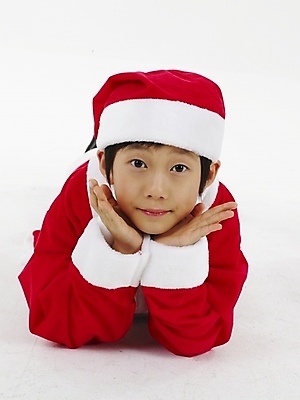 포토 JPG 스튜디오촬영 전신 남자 초등학생 어린이 포즈 크리스마스 산타옷 실내 표정 한명 누끼 사람 동양인 소년 빨간색 세로 산타클로스 한국인 흰색 남자만 남자한명만 어린이만 소년만 소년한명만 국내포토 1 학생 옷 기념일 컬러 인종 내부 파일형식